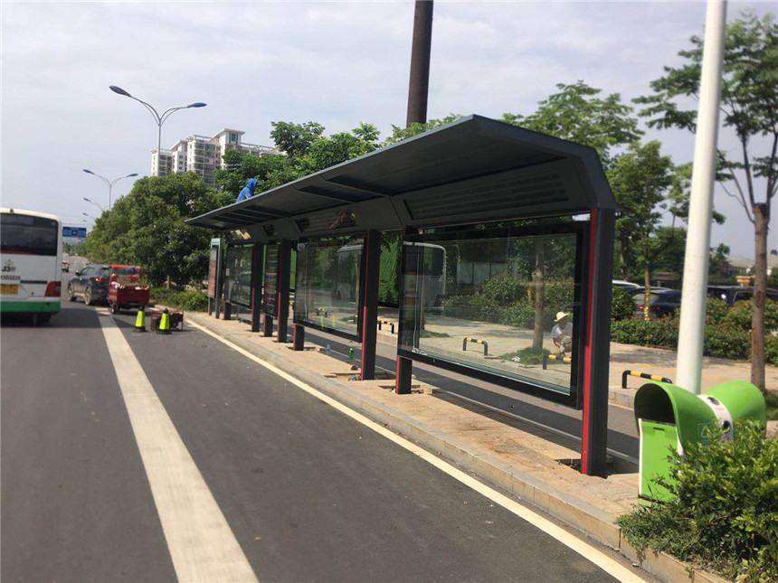 候車(chē)亭實(shí)景圖